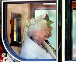 جواهرات ملکه الیزابت در کاخ باکینگهام
